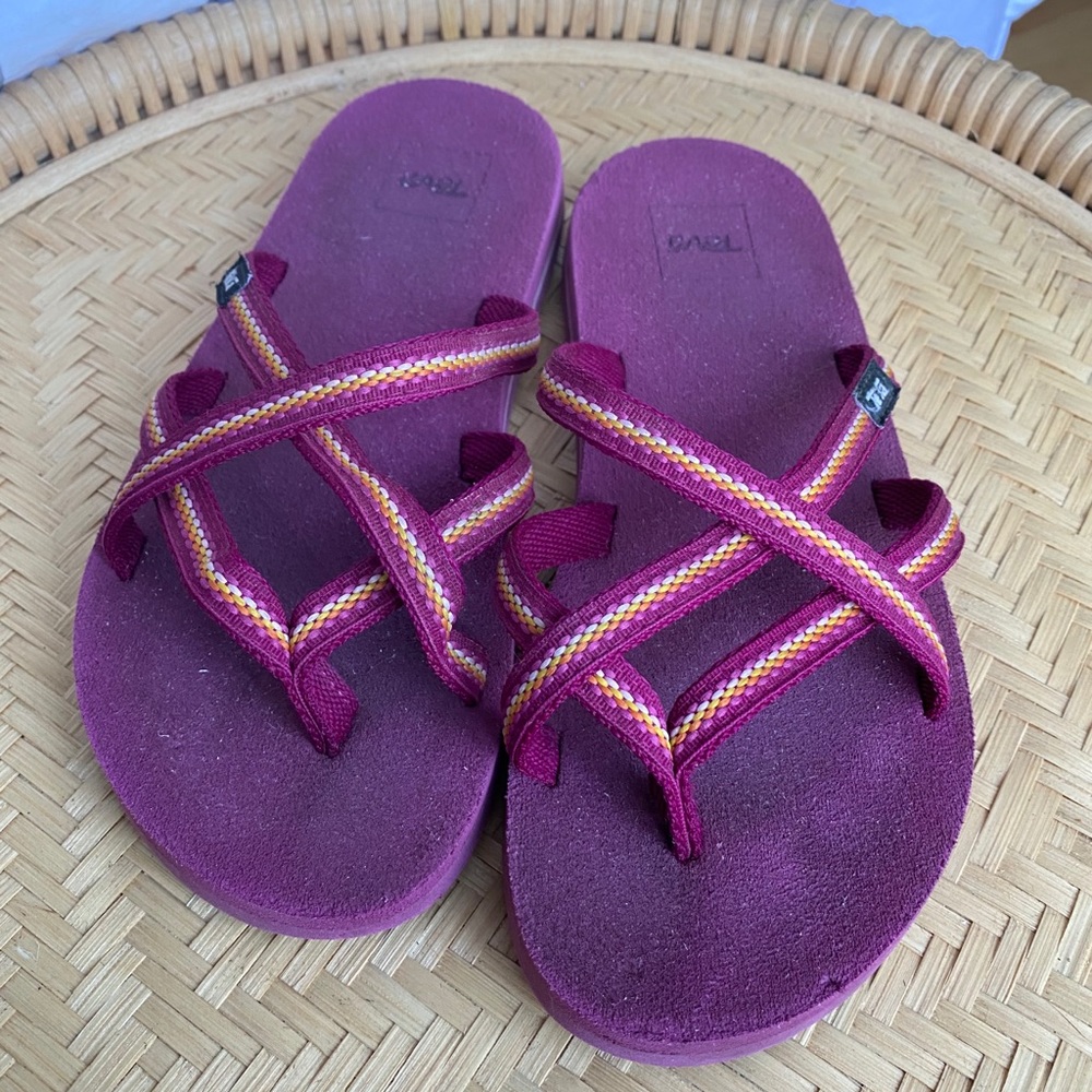 3/$20 Teva pink flip flops size 5 girls